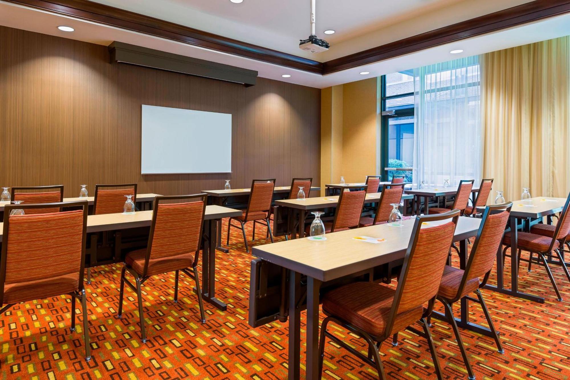 Courtyard By Marriott Downtown Hotel
