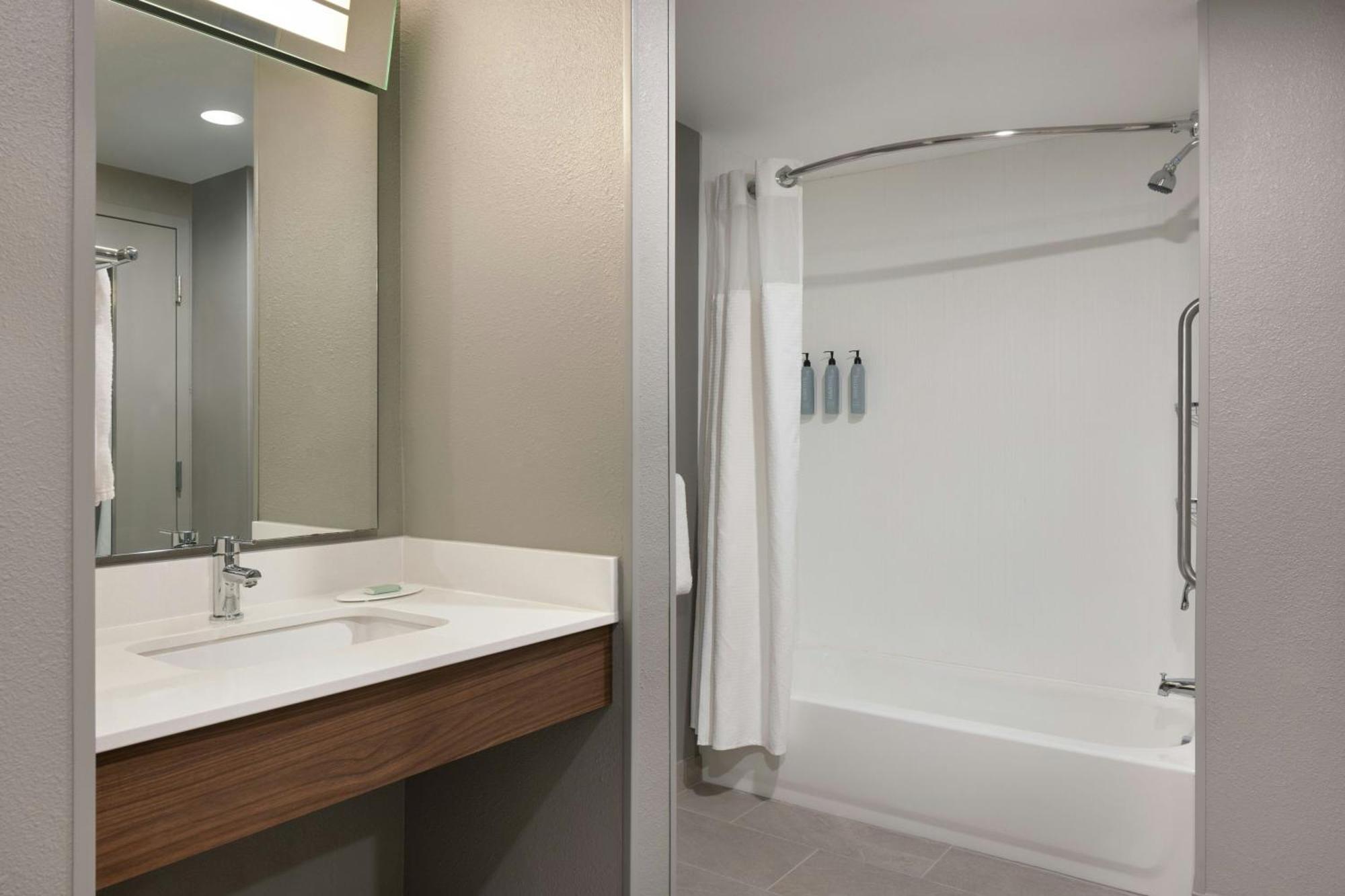 Courtyard By Marriott Downtown Hotel