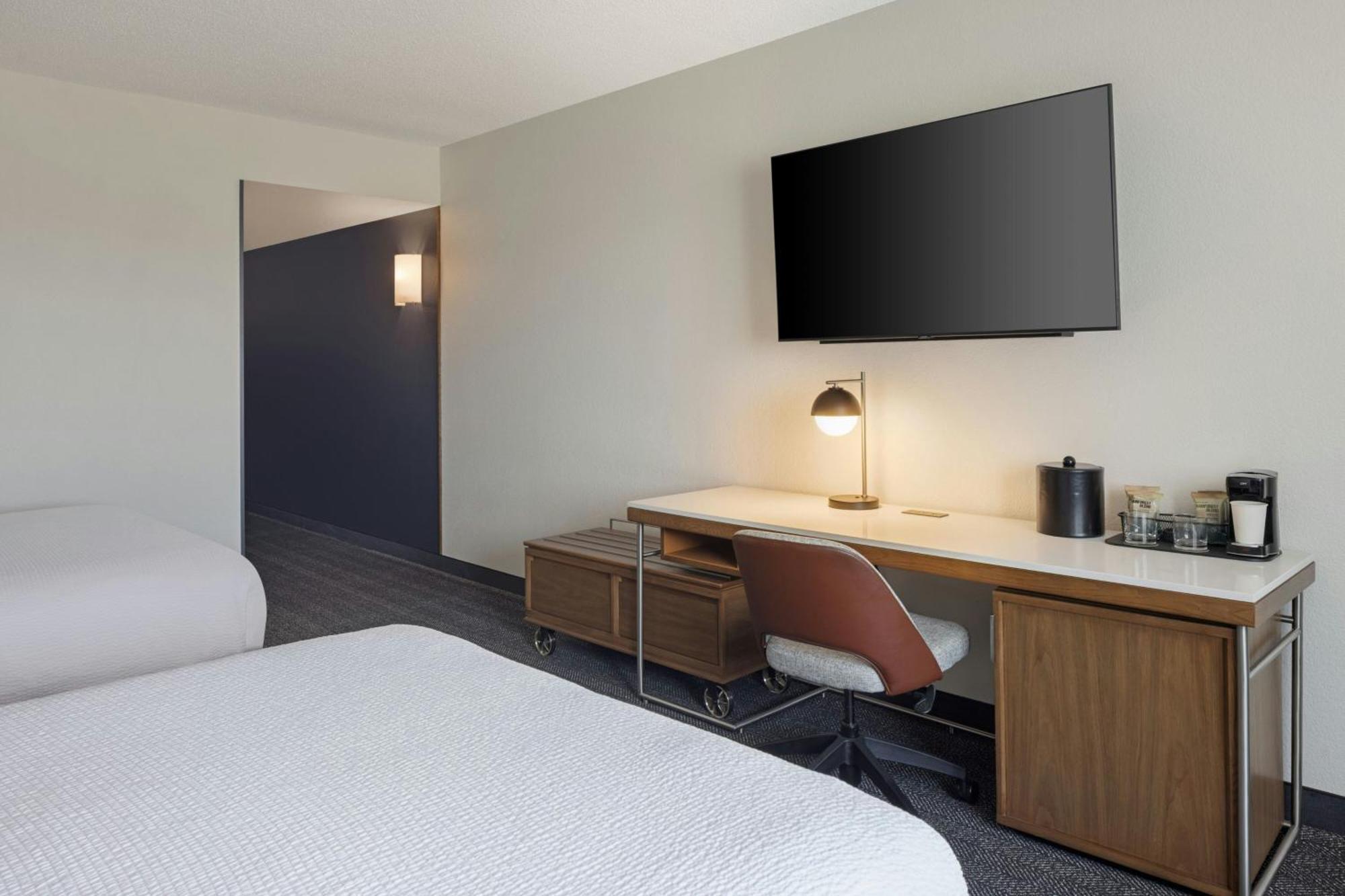 Courtyard By Marriott Downtown Hotel